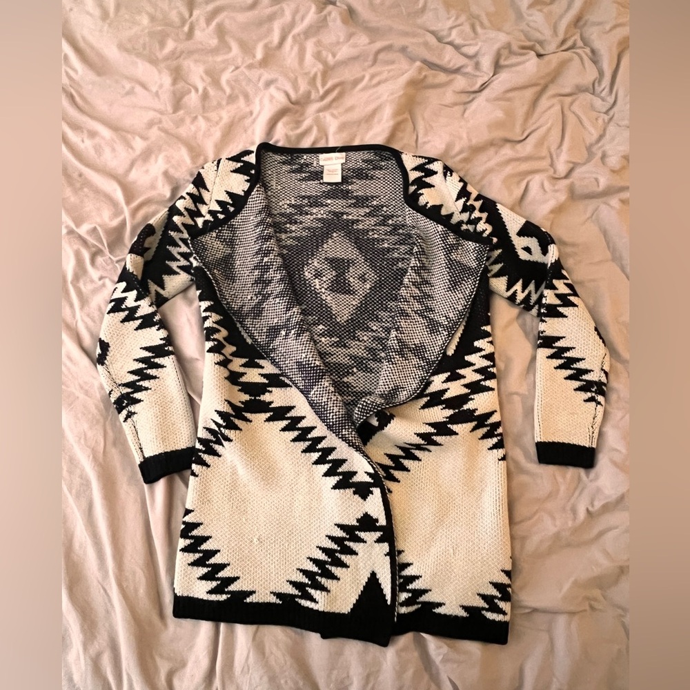 ✨Stylish Black and White Patterned Cardigan